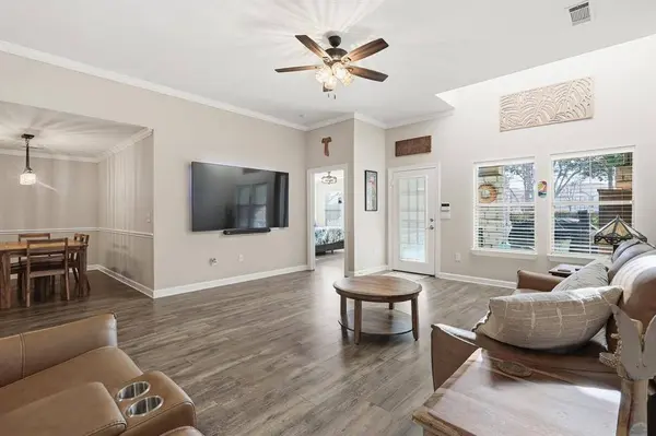 863 Lindbergh Lane, Grand Prairie, TX 75051