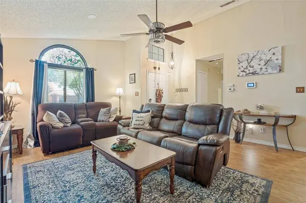 2910 Spinner Lane, Grand Prairie, TX 75052
