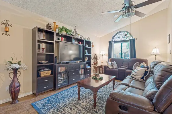 2910 Spinner Lane, Grand Prairie, TX 75052