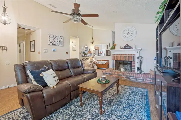 2910 Spinner Lane, Grand Prairie, TX 75052
