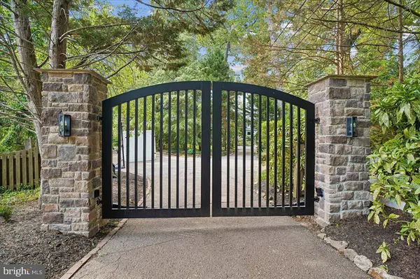 300 MAGOTHY BRIDGE RD, Pasadena, MD 21122
