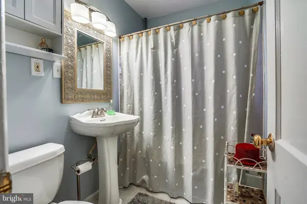 5710 FENWICK DR, Alexandria, VA 22303