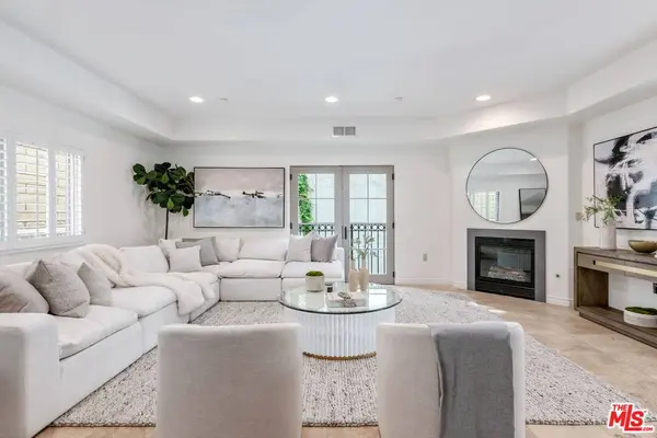 11633 Chenault St #203, Los Angeles, CA 90049