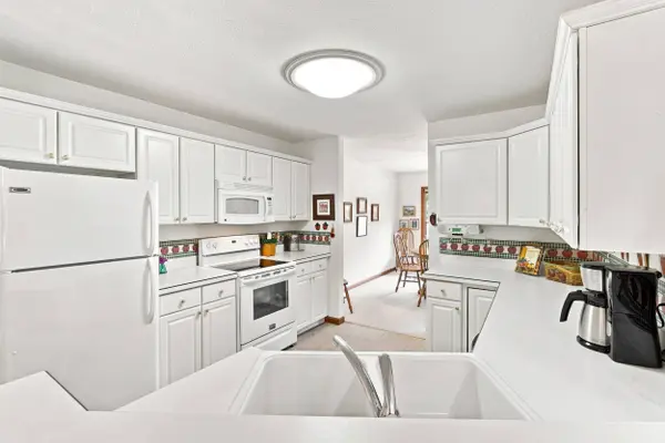 2017 Woodland Estates DR, Elkhart, IN 46514