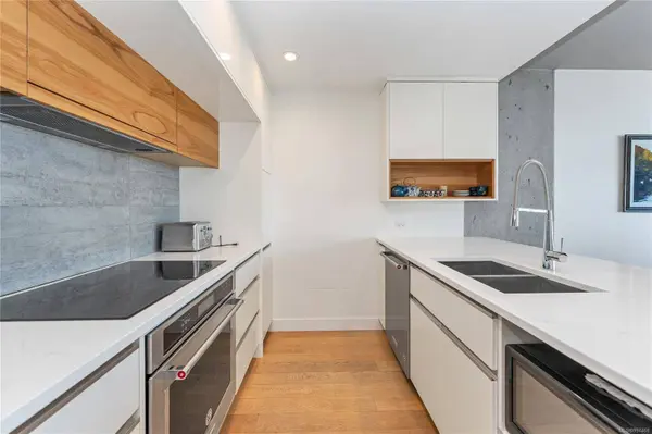 989 Johnson St #803, Victoria, BC V8V 0E3