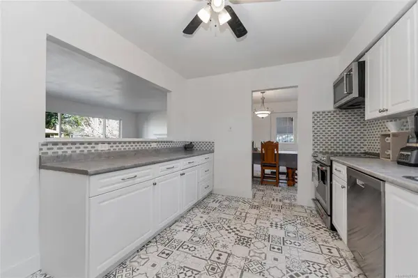 2011 Courser Dr #1, Sidney, BC V8L 2N5