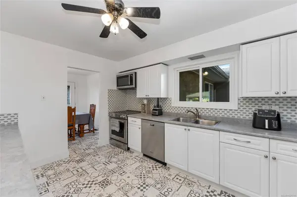 2011 Courser Dr #1, Sidney, BC V8L 2N5