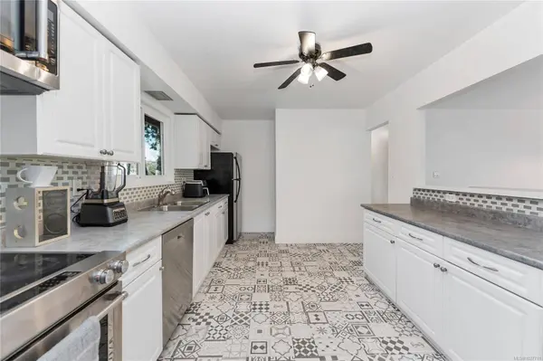 2011 Courser Dr #1, Sidney, BC V8L 2N5