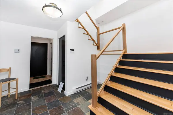 5198 Beckton Rd, Saanich, BC V8Y 2C1