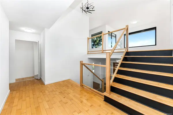 5198 Beckton Rd, Saanich, BC V8Y 2C1