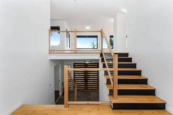 5198 Beckton Rd, Saanich, BC V8Y 2C1