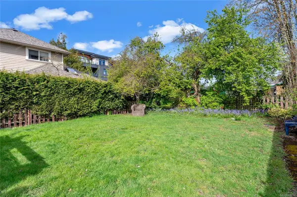 9691 Fifth St, Sidney, BC V8L 2W9