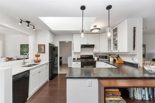 10448 Allbay Rd, Sidney, BC V8L 2P1