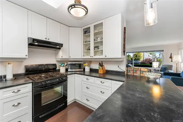 10448 Allbay Rd, Sidney, BC V8L 2P1