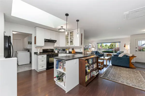 10448 Allbay Rd, Sidney, BC V8L 2P1