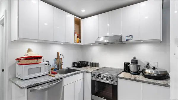 1571 Mortimer St #404, Saanich, BC V8P 3A7