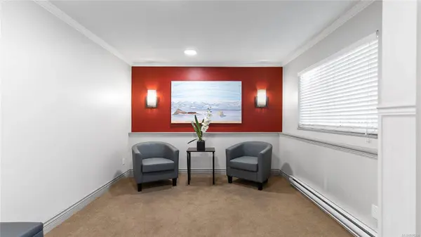 1571 Mortimer St #404, Saanich, BC V8P 3A7
