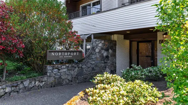 1571 Mortimer St #404, Saanich, BC V8P 3A7