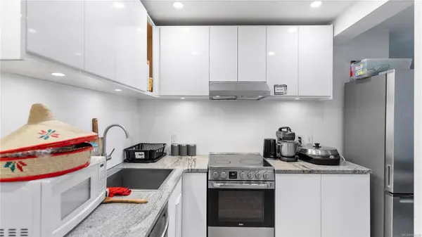 1571 Mortimer St #404, Saanich, BC V8P 3A7