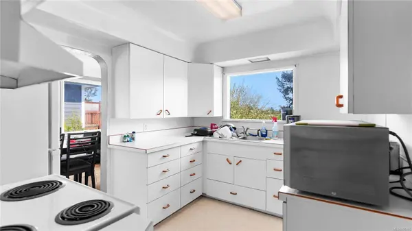 903 Shirley Rd, Esquimalt, BC V9A 6M3