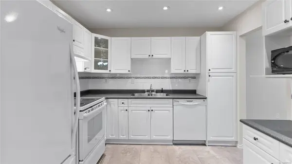 1020 Esquimalt Rd #308, Esquimalt, BC V9A 3N2