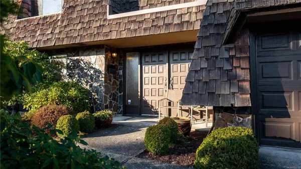 1616 Barksdale Dr, Saanich, BC V8N 4Z8