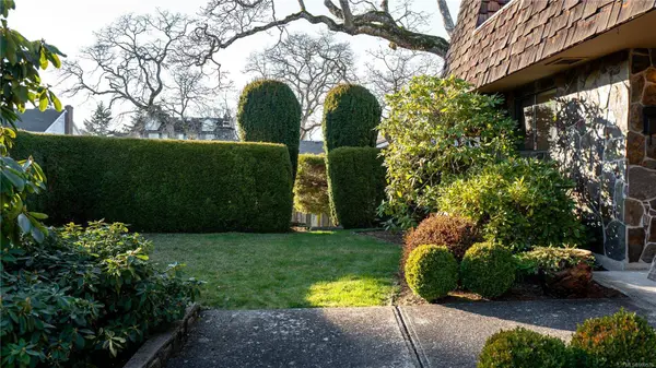 1616 Barksdale Dr, Saanich, BC V8N 4Z8