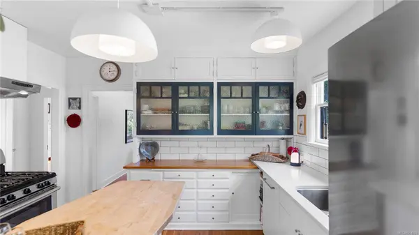 541 Dalton St, Victoria, BC V9A 4B1