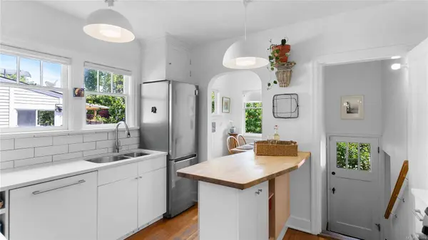 541 Dalton St, Victoria, BC V9A 4B1