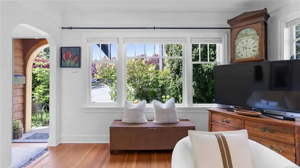 541 Dalton St, Victoria, BC V9A 4B1