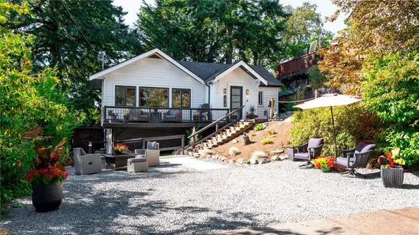 2838 Parkview Dr, Saanich, BC V9A 2J4
