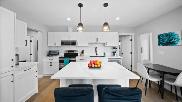 2838 Parkview Dr, Saanich, BC V9A 2J4