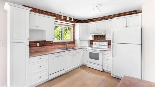 615 Vanalman Ave, Saanich, BC V8Z 3A8