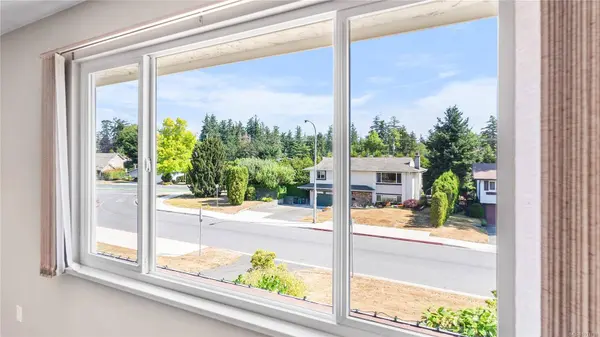 615 Vanalman Ave, Saanich, BC V8Z 3A8