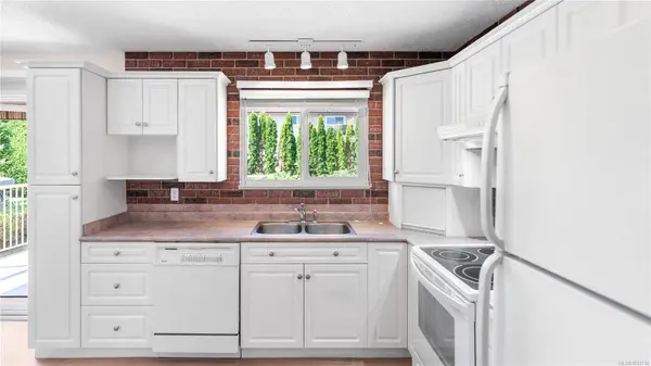 615 Vanalman Ave, Saanich, BC V8Z 3A8