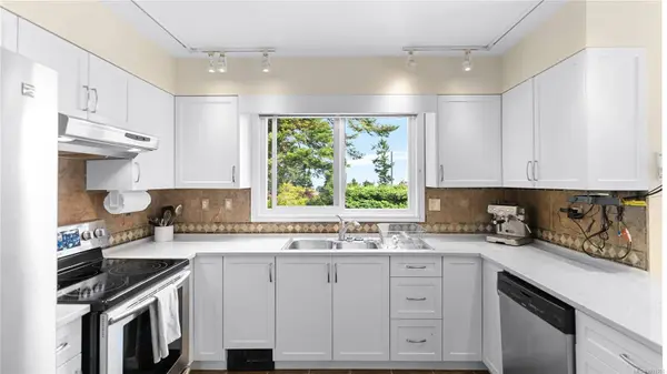 2059 Saltair Pl, Saanich, BC V8N 4S4