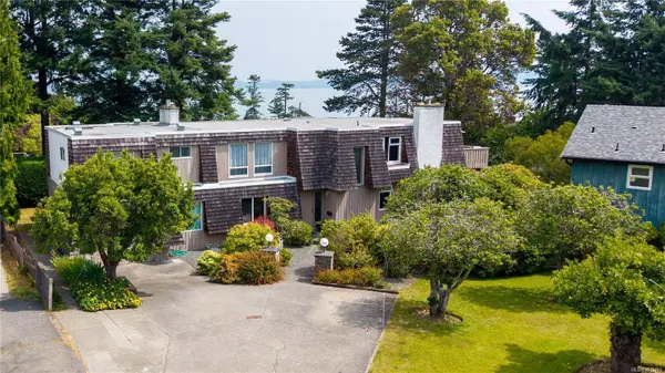 2059 Saltair Pl, Saanich, BC V8N 4S4