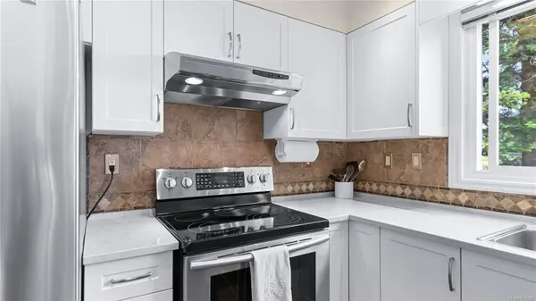 2059 Saltair Pl, Saanich, BC V8N 4S4