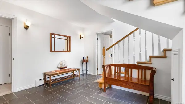 2059 Saltair Pl, Saanich, BC V8N 4S4