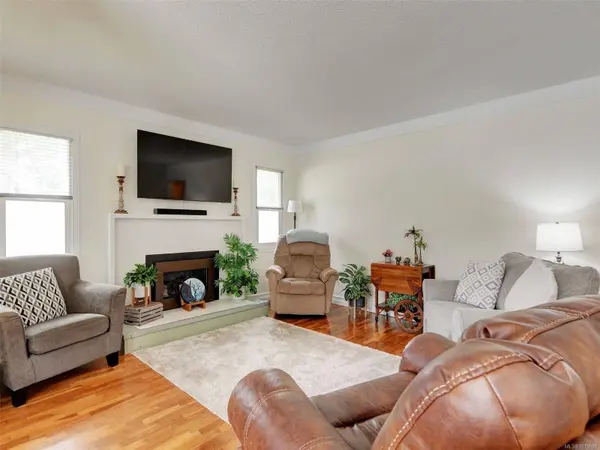 640 Strandlund Ave, Langford, BC V9B 3E9