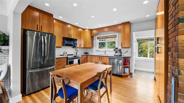 1102 Vista Hts, Victoria, BC V8T 2H4