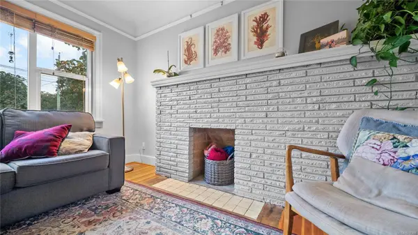 1102 Vista Hts, Victoria, BC V8T 2H4