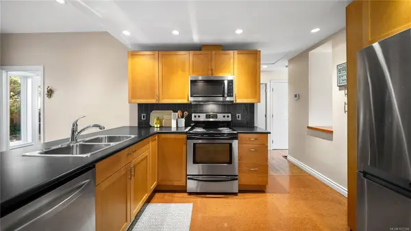 1716 Bay St, Victoria, BC V8R 2C1