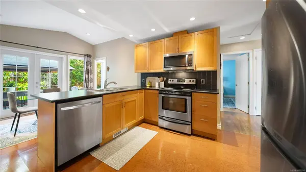 1716 Bay St, Victoria, BC V8R 2C1