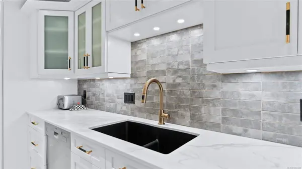 420 Linden Ave #104, Victoria, BC V8V 4G3