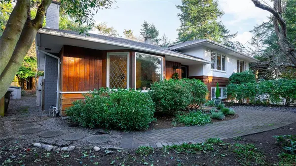 2792 Tudor Ave, Saanich, BC V8N 1L7