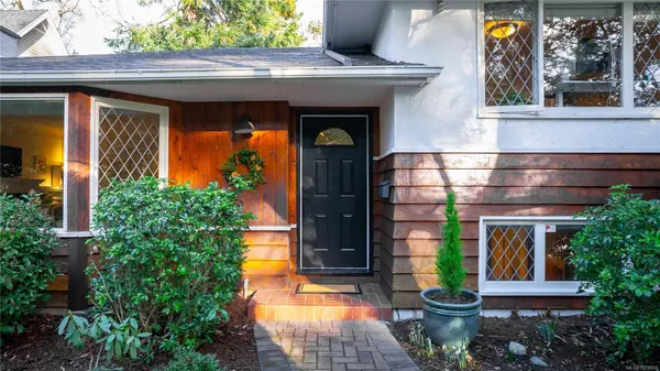 2792 Tudor Ave, Saanich, BC V8N 1L7