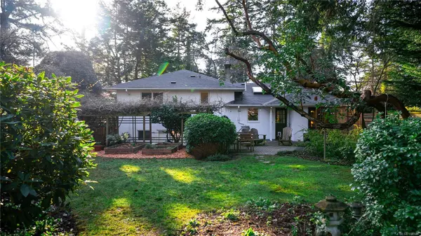 2792 Tudor Ave, Saanich, BC V8N 1L7