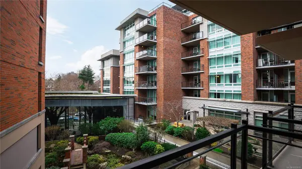 827 Fairfield Rd #301, Victoria, BC V8V 5B2