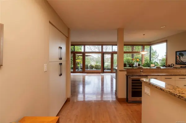 912 Walking Stick LN, Saanich, BC V8Y 3H6